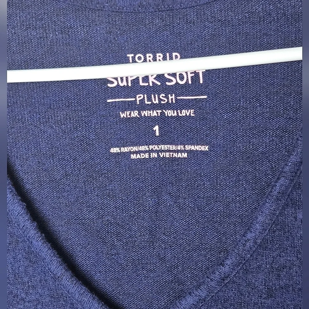 Torrid Super Soft Plush V-Neck 3/4 Sleeve Top, Size 1 - Picture 2 of 3